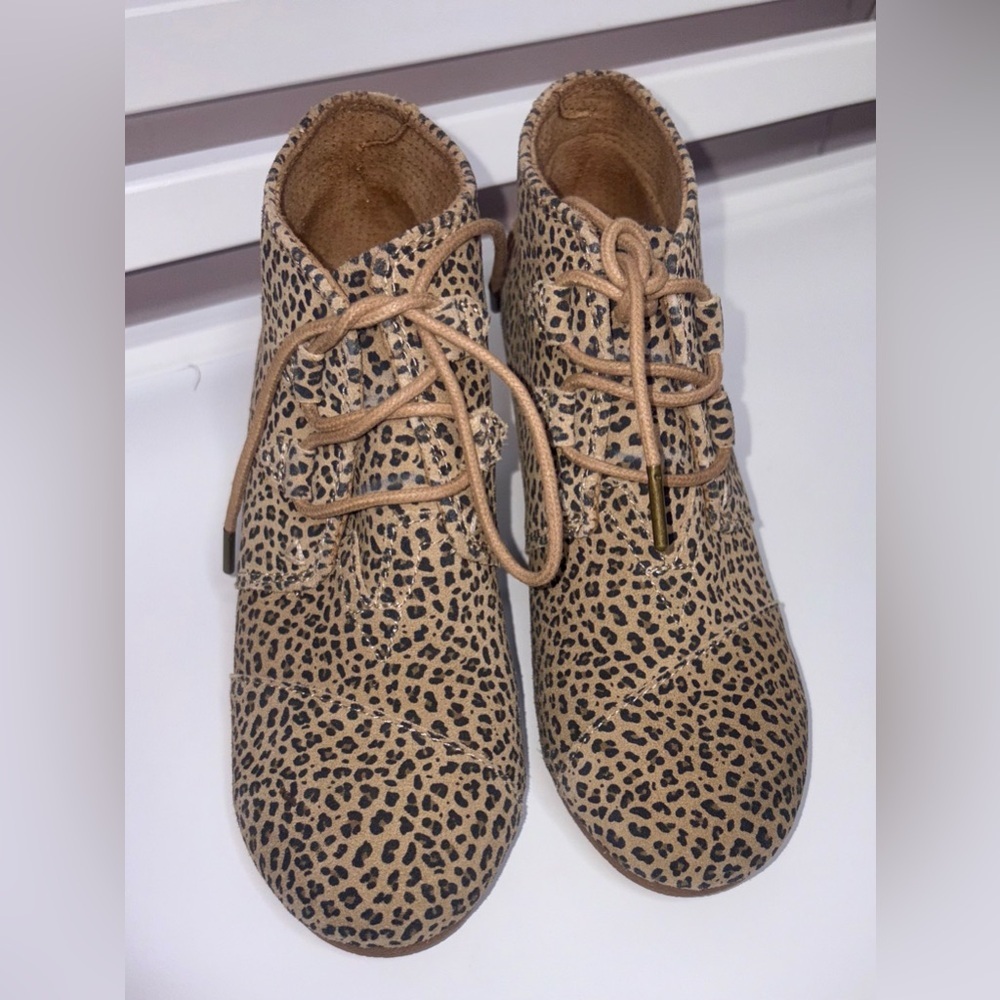 TOMS Gwen Wedge Ankle Boots 6.5 Cheetah Suede Casual Chic Comfort